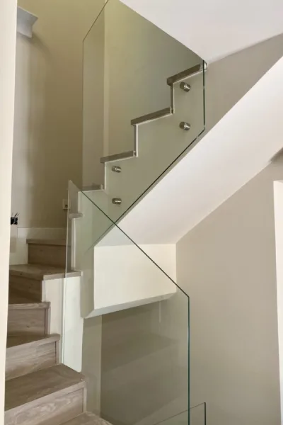 Baranda de vidrio moderna en escalera interior - Córdoba