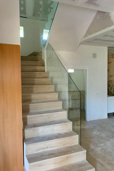 Baranda de vidrio en escalera residencial - Córdoba