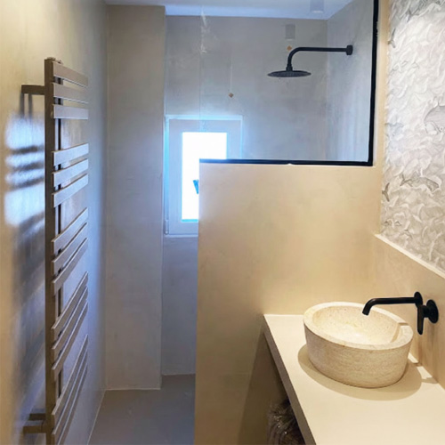 Mampara de baño corrediza con herrajes negros en Córdoba