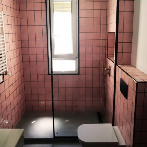 Mampara de baño con perfilería negra moderna