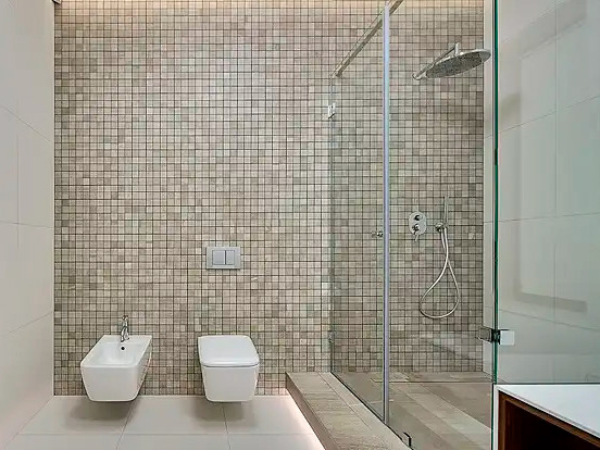 Mampara de baño de vidrio templado instalada en Córdoba