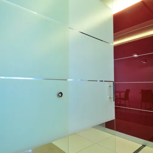 Pared de vidrio templado con iluminación