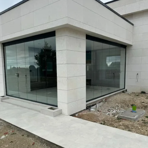 Cerramiento de vidrio templado para vivienda